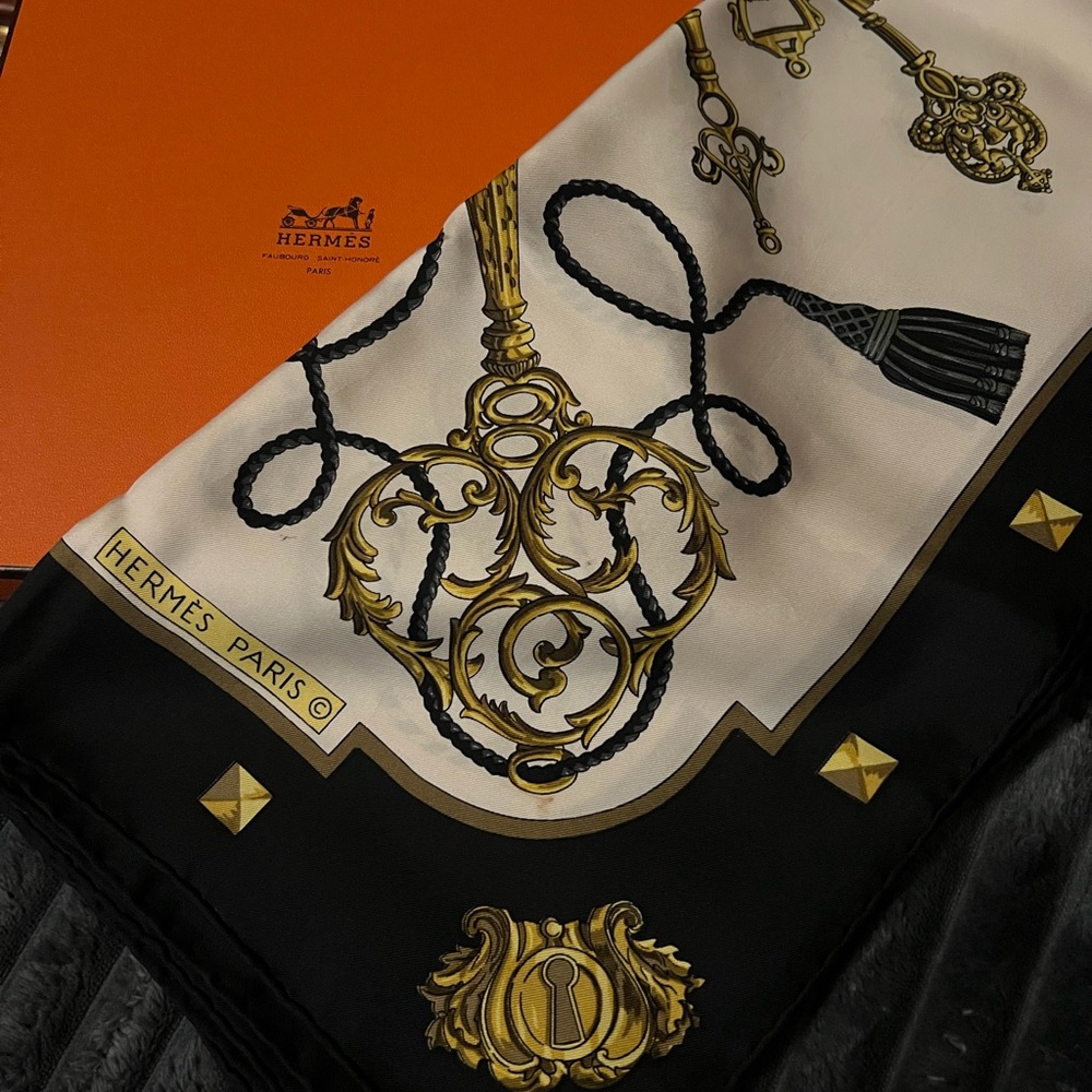 AUTHENTIC Hermès "Les Clés" 90cm Silk Scarf – Black/Gold/White – With Box - Picture 6 of 7